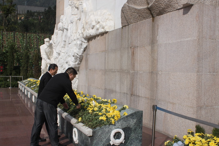 3 謝書記在映秀為地震遺址獻(xiàn)花.jpg